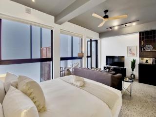 Brand new, luxury, wifi, pool with 24hr security - 7