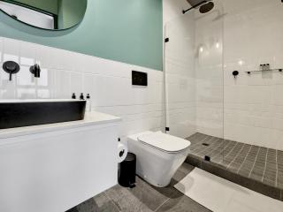 Brand new, luxury, wifi, pool with 24hr security - 3