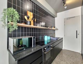 Trendy, secure, private balcony, Wifi & Smart TV - 8
