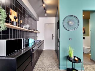 Trendy, secure, private balcony, Wifi & Smart TV - 7