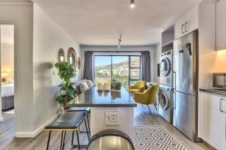 Gorgeous, central, secure- foothills of Table M! - 3