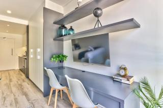 Arty Modern Design Studio with Balcony and Pool - Kapstadt - 8
