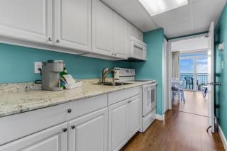 Crown Mare by StayMareni - Oceanfront King Suite - 7