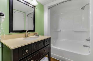 Crown Mare by StayMareni - Oceanfront King Suite - 2