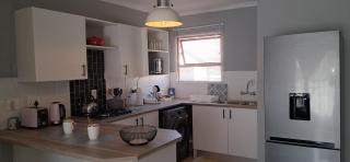 Bandile's cosy home - Honeydew - 7