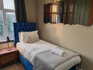 Garland Lovely And Spacious 3 Bedroom Flat London - 2