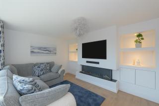 MODERN 3 BEDROOM PROPERTY WITH FREE DRIVEWAY PARKING by SHIRE STAYS - 0