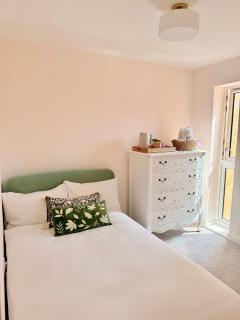 Quiet Cosy Room with Private Bathroom & LUSH Products - 8