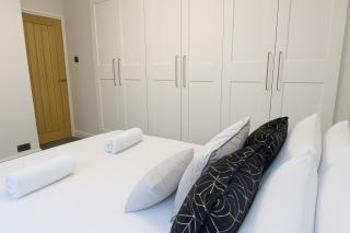 MODERN 3 BEDROOM PROPERTY WITH FREE DRIVEWAY PARKING by SHIRE STAYS - Shrewsbury - 1