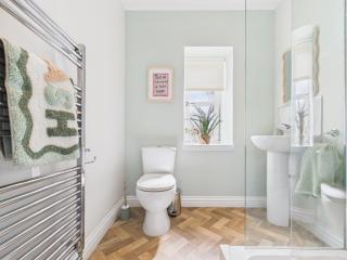 2BR Hawick Stay- Sleeps 4 - Work Friendly - 3