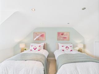 2BR Hawick Stay- Sleeps 4 - Work Friendly - 6