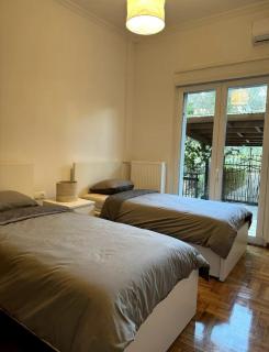Modern Glyfada Apartment Sleeps 6, 5min Walk to Beach - Atene - 1