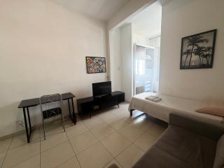 STUDIO com entrada na Av Atlântica praia de Copacabana, próximo de Ipanema, ar , Wi-Fi e Netflix, pauloangerami AA3806 - Rio de Janeiro - 4