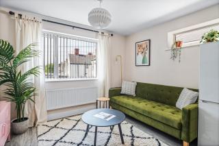 Modern 1BR Near Independent Eateries - 6