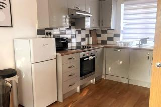 Secure 2BD Retreat: Modern Comfort in Privacy - Chatham - 8