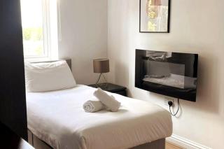 Secure 2BD Retreat: Modern Comfort in Privacy - Chatham - 1