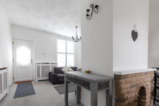 Modern family home with free parking - 2