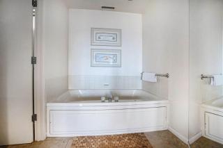 Gorgeous Lake View Deluxe Condo The Shores 5638 - 3