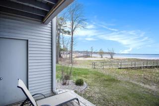 Gorgeous Lake View Deluxe Condo The Shores 5638 - 2