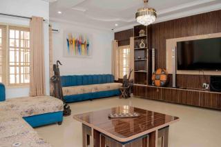 Deluxe Indulgence Hotel & Suites - 4
