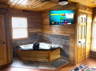 Smoky Mountain Getaway-Spacious 3BR Cabin w Hot Tub, & Free Attraction Tickets - Pigeon Forge - 1