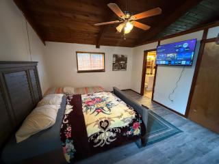Tranquil, Inviting, and Unique Cedar Cabin Home with Modern Finishes, Smart TV's, and WIFI! - Fort Pierce - 9