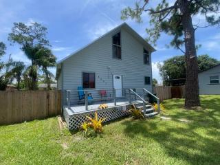 Tranquil, Inviting, and Unique Cedar Cabin Home with Modern Finishes, Smart TV's, and WIFI! - Fort Pierce - 1