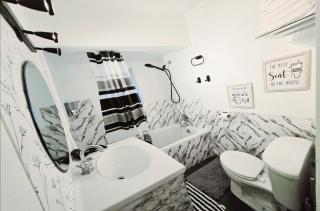 Private 2 BR Cozy Home Private Parking Free Sparkling and Goodies! 4 mins from Metrotown - 5