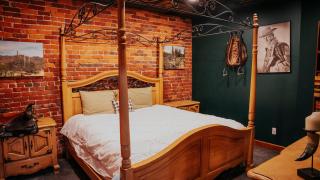 Broadway 4br 2bth 2500sf Art Gallery and Steam Room - 1