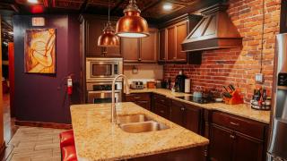 Broadway 4br 2bth 2500sf Art Gallery and Steam Room - 2