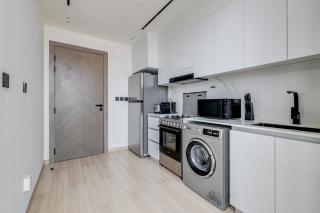 Spacious 1BR Corner Unit in JVC - 1