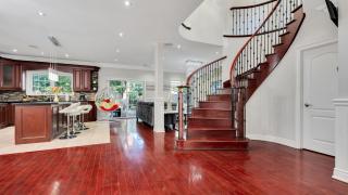 Cozy Luxurious Villa in Toronto - 2