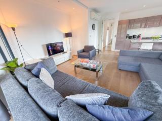 Modern 3-Bedroom Apt with Balcony & Lift near London Bridge , Borough Market , The Shard - 0