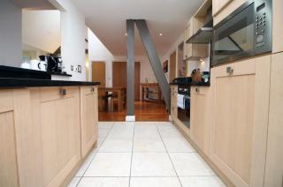 Cardiff City Centre CF10 - Spacious 2 Bedroom Apartment - Sleeps 6 - 7