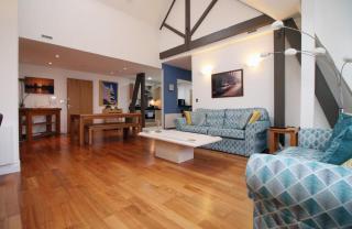 Cardiff City Centre CF10 - Spacious 2 Bedroom Apartment - Sleeps 6 - 9