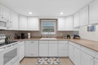 Helene's Coastal Escape - 7