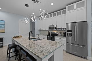 Luxurious 4-Bedroom Pool Home -Walk to Beach & Restaurants - 1