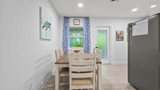 Beautifully Renovated Villa Across the Street from the Ocean - Fort Pierce - 5