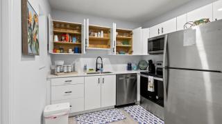 Beautifully Renovated Villa Across the Street from the Ocean - Fort Pierce - 3