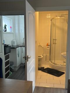 Fully en-suite with kitchen - 3