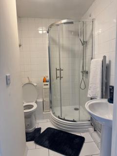 Fully en-suite with kitchen - 6