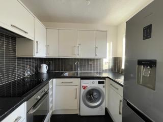 Golden Oak Two bed Apartment - Erith - 9