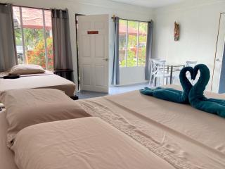Rooms & Pool Macaws - 9