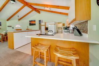 Private Hot Tub and Deck Tranquil Volcano Hideaway! - 2