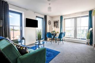 Heathrow Airport Flat with Balcony and Free Parking - Colnbrook - 0