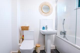 Heathrow Airport Flat with Balcony and Free Parking - Colnbrook - 8