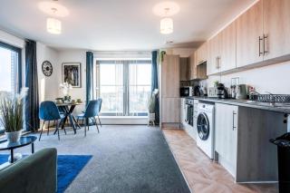 Heathrow Airport Flat with Balcony and Free Parking - Colnbrook - 7