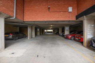 Heathrow Airport Flat with Balcony and Free Parking - Colnbrook - 5