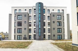 Heathrow Airport Flat with Balcony and Free Parking - Colnbrook - 4