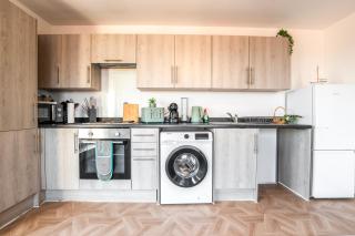 Heathrow Airport Flat with Balcony and Free Parking - Colnbrook - 3